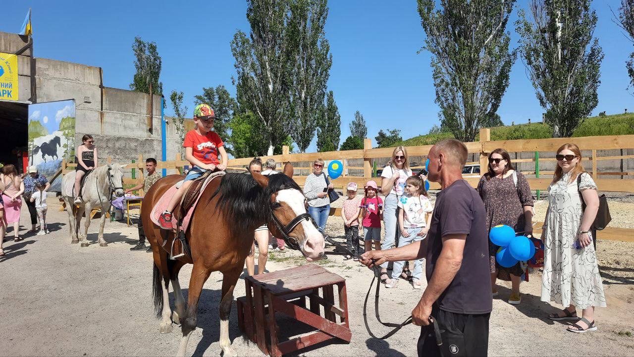 хлопчик катається верхи