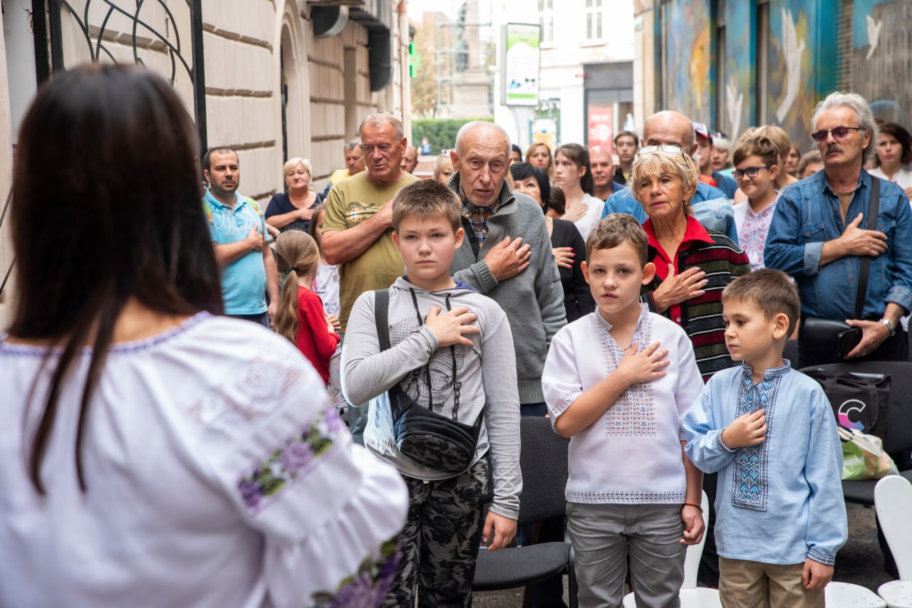 Діти й дорослі співають гімн України