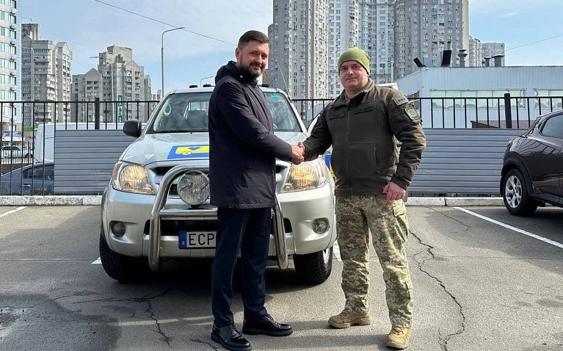 Вадим Бойченко разом із захисником на фоні автівки