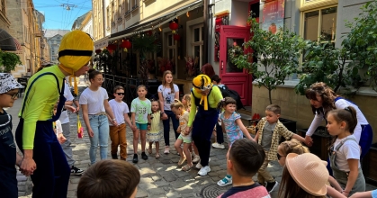 діти весело грають на вулиці разом з аніматорами